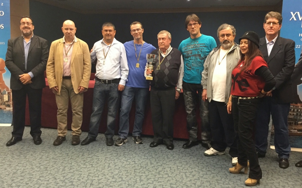 El equipo de Tarragona al completo, luciendo su copa de campeones, junto al presidente Carballeda (a la izquierda de la imagen)