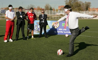 El presidente del Rayo, Raúl Martín, intenta convertir un penalti provisot de un antifaz que le impide la visión