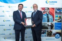 El responsable de ILUNION Seguridad recoge el certificado GWO