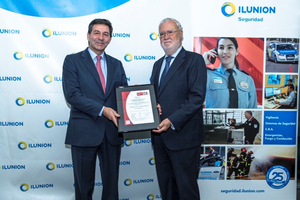 El responsable de ILUNION Seguridad recoge el certificado GWO