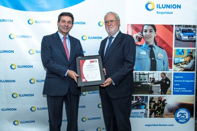 El responsable de ILUNION Seguridad recoge el certificado GWO