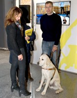 El vicepresidente territorial de ONCE en La Rioja, César Ortiz, con su perro guía, junto a la concejala de Familia e Igualdad de Oportunidades del Ayuntamiento de Logroño, Paloma Corres
