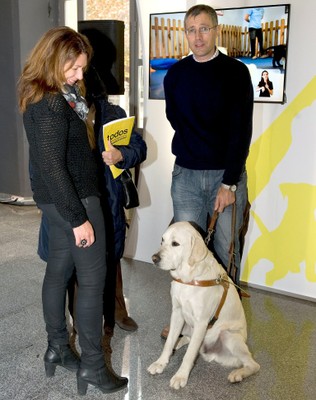 El vicepresidente territorial de ONCE en La Rioja, César Ortiz, con su perro guía, junto a la concejala de Familia e Igualdad de Oportunidades del Ayuntamiento de Logroño, Paloma Corres