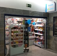 Entrada a un establecimiento de ILUNION Tiendas en un centro hospitalario