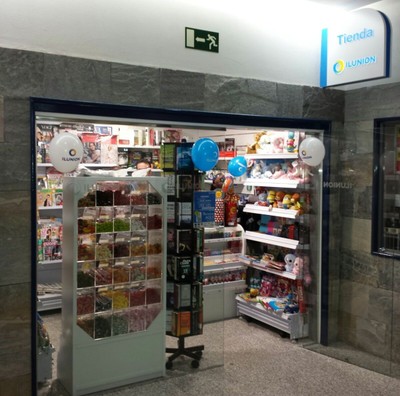 Entrada a un establecimiento de ILUNION Tiendas en un centro hospitalario
