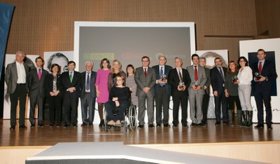Foto colectiva de autoridades y premiados en la gala Solidarios ONCE Aragón
