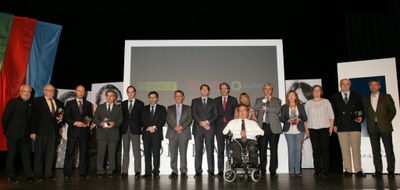 Foto de familia de galardonados y autoridades en la entrega de los premios en Santander