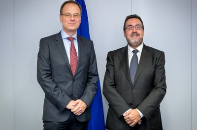 El presidente de la ONCE y su Fundación, con el comisario Tibor Navracsics 