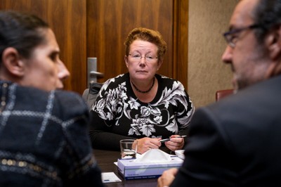 Gisele Marliere, representante del Foro de la Discapacidad de Bélgica y presidenta de la Comisión de Personas con Discapacidad conversa con Miguel Carballeda y la consejera general de la ONCE, Ana Peláez