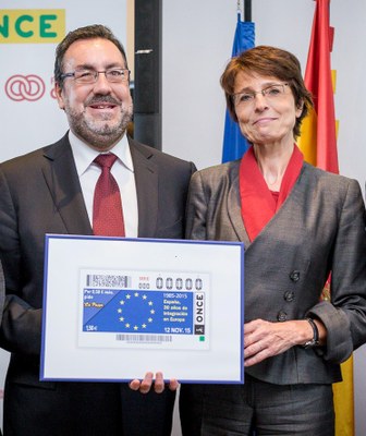 La comisaria Thyssen y Miguel Carballeda, con el cupón conmemorativo del 30 aniversario de la adhesión española a la Comunidad Europea