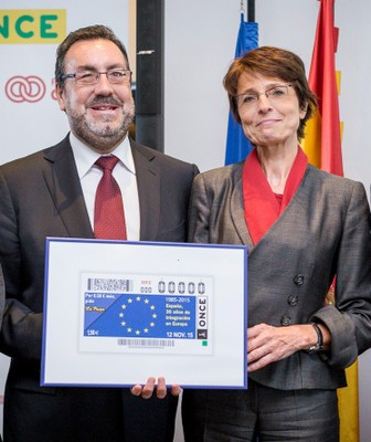 La comisaria Thyssen y Miguel Carballeda, con el cupón conmemorativo del 30 aniversario de la adhesión española a la Comunidad Europea