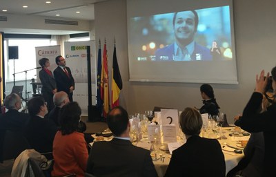 Los reunidos en la Cámara de Comercio asisten al visionado del nuevo vídeo institucional de Fundación ONCE y Fondo Social Europeo