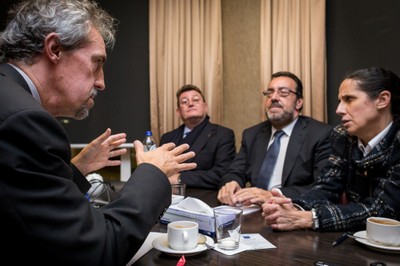 Michel Magis, director de la Ligue Braille de Bélgica conversa con los miembros de la delegación española