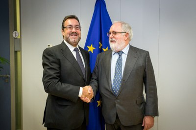 Miguel Carballeda (a la izquierda) saluda al comisario Miguel Arias Cañete
