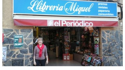 Francesca Zaragoza en la puerta de su librería 'Miquel'