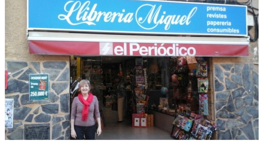 Francesca Zaragoza en la puerta de su librería 'Miquel'