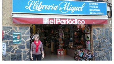 Francesca Zaragoza en la puerta de su librería 'Miquel'