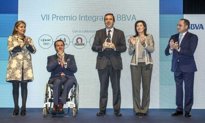 Joaquín Ingelmo en el momento de recoger el premio concedido por BBVA