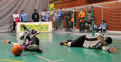 Demostración de uno de los equipos de goalball, intentando detener un lanzamiento