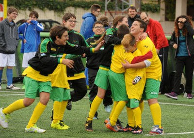 Los componentes de uno de los equipos de fútbol celebran la victoria al final de un partido