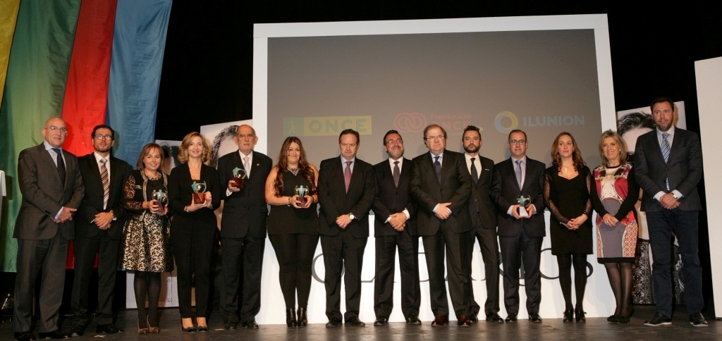 Juan Vicente Herrera y Miguel Carballeda, junto a los premiados y otras autoridades, en Valladolid