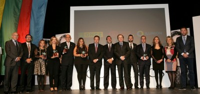 Juan Vicente Herrera y Miguel Carballeda, junto a los premiados y otras autoridades, en Valladolid