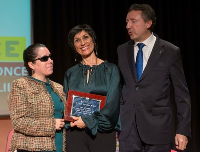 La ganadora del primer premio, Inés Torralba, flanqueada por Isabel Viruet y Cristóbal Martínez (foto: Millán Herce)