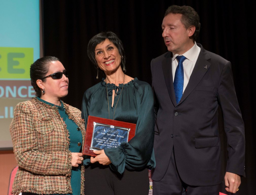 La ganadora del primer premio, Inés Torralba, flanqueada por Isabel Viruet y Cristóbal Martínez (foto: Millán Herce)
