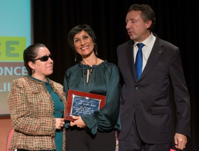 La ganadora del primer premio, Inés Torralba, flanqueada por Isabel Viruet y Cristóbal Martínez (foto: Millán Herce)