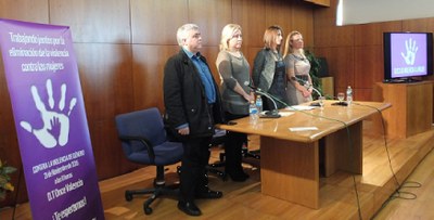 La mesa presidencial del acto durante el minuto de silencio por las vícitmas de la violencia de género