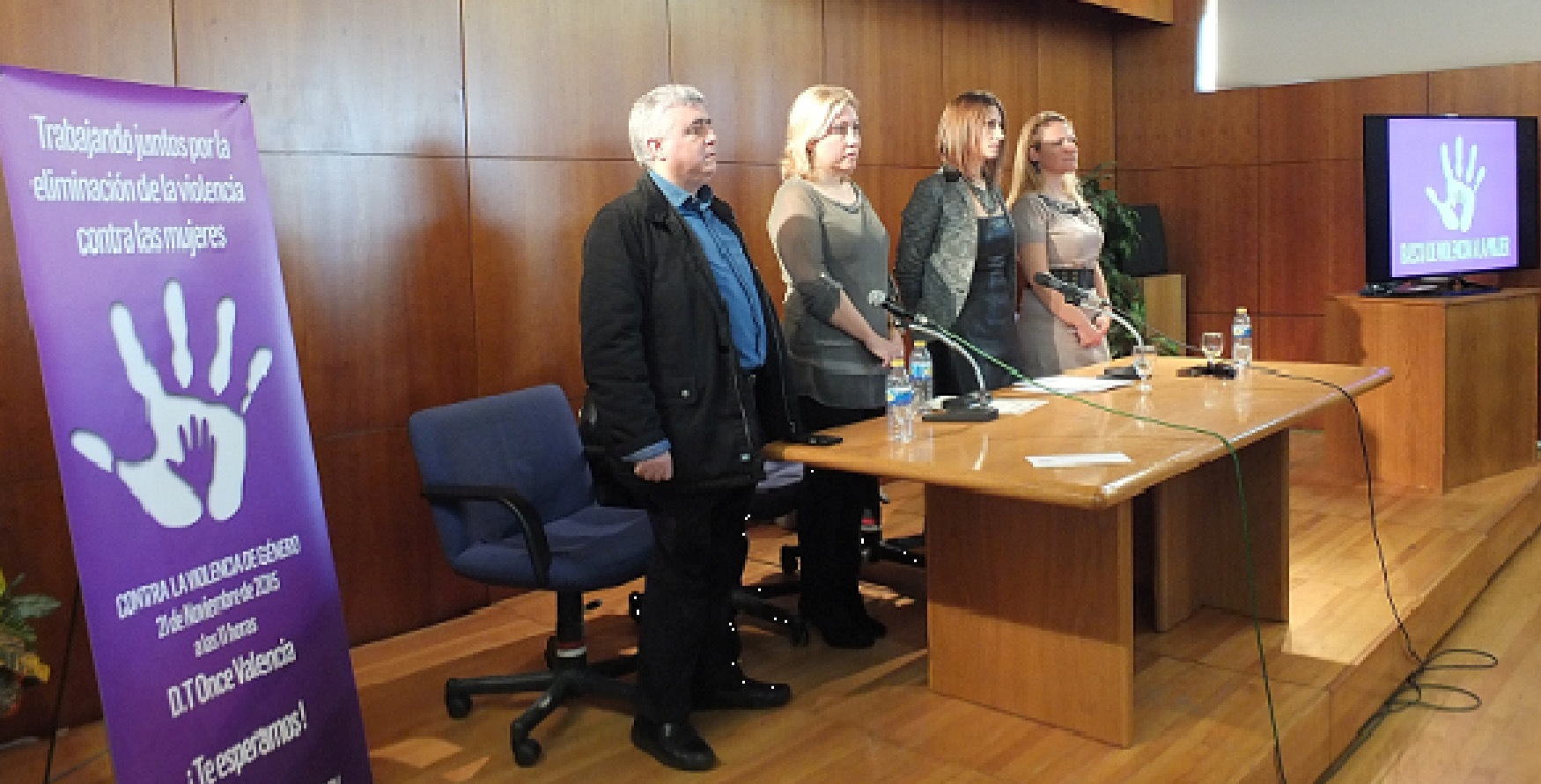 La mesa presidencial del acto durante el minuto de silencio por las vícitmas de la violencia de género