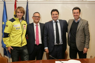 Los representantes de la FEDC y de la RFEDI, junto a Jon Santacana (a la izquierda), tras la firma del convenio