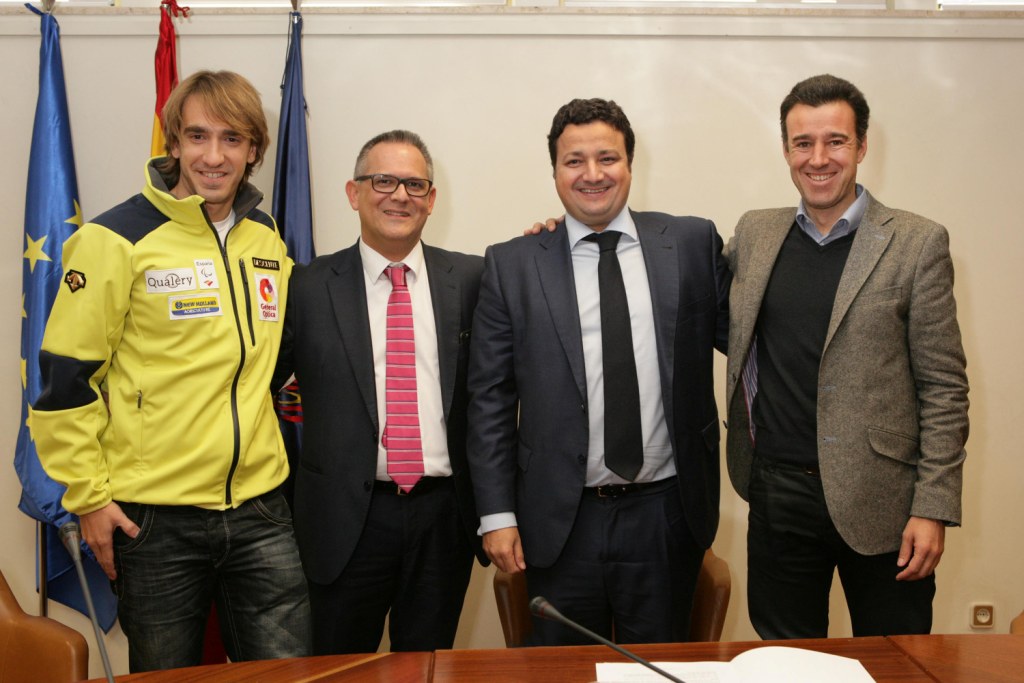 Los representantes de la FEDC y de la RFEDI, junto a Jon Santacana (a la izquierda), tras la firma del convenio