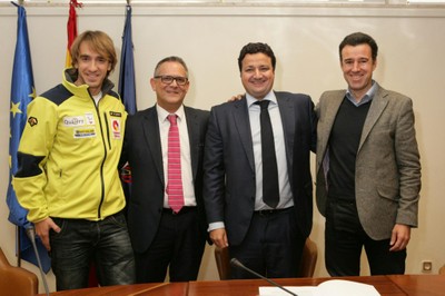 Los representantes de la FEDC y de la RFEDI, junto a Jon Santacana (a la izquierda), tras la firma del convenio
