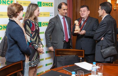 Los representantes de la ONCE y de la Administración conversan tras suscribir el convenio