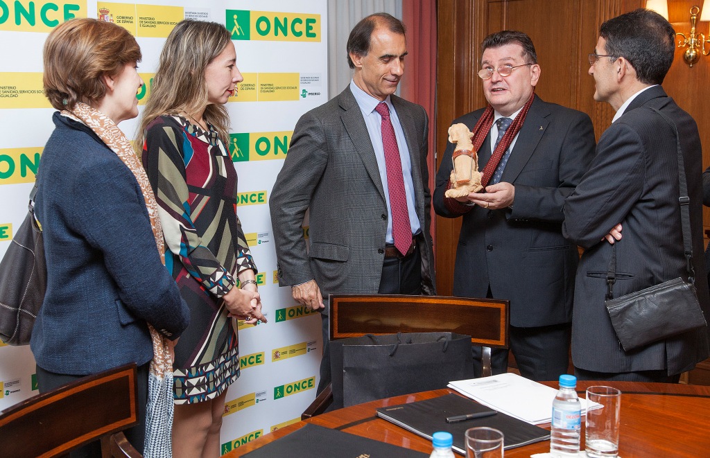 Los representantes de la ONCE y de la Administración conversan tras suscribir el convenio