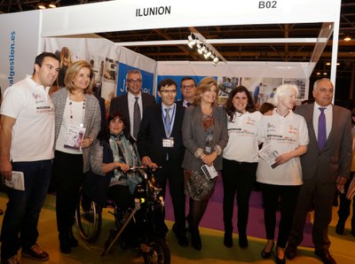 Los responsables de Fundación ONCE e ILUNION con la ministra Báñez y la consejera madrileña Engracia Hidalgo, durante su visita a nuestro estand en la Feria