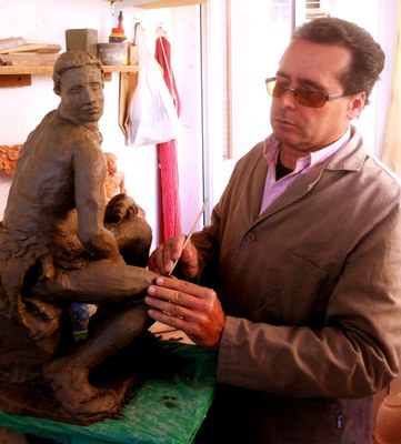 Manuel Cruzado trabajando en su estudio en el moldeado en barro de una figura