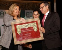 Martínez Donoso recoge el galardón de manos de la ministra Báñez