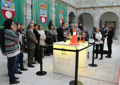 Presentación de la exposición de la FOPG en el Patio del Parlamento de Cantabria