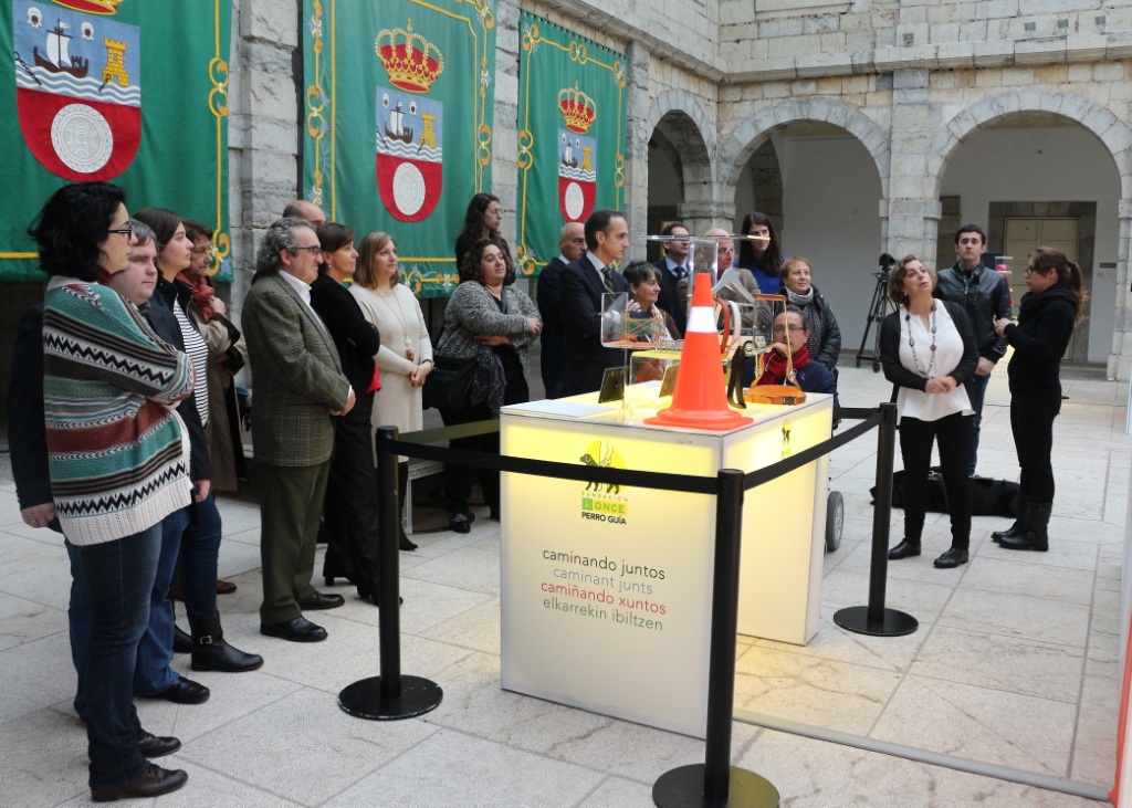 Presentación de la exposición de la FOPG en el Patio del Parlamento de Cantabria