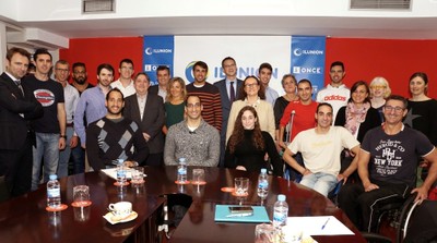 Representantes de ILUNION y del Comité Paralímpico, con los atletas integrantes del curso de formación en Comunicación