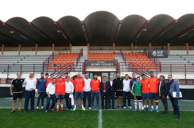 Representantes del Valencia CF y de la ONCE en el estadio Antonio Puchades