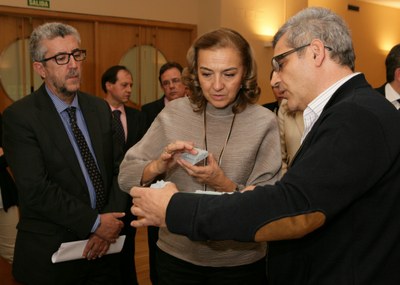 Un técnico del CIDAT muestra a la secretaria de Estado una pieza obtenida por impresión 3D