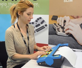 Una joven rueva una máquina e escritura braille