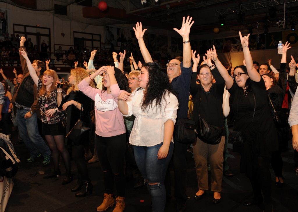 Afiliados y trabajadores de la ONCE en Madrid bailan en la celebración de Santa Lucía