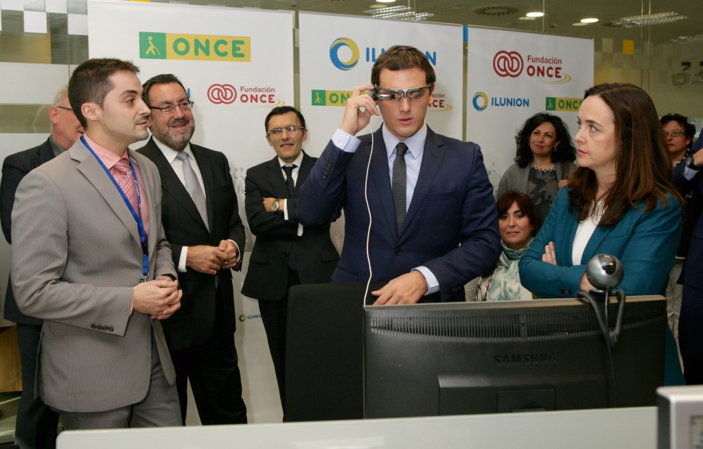 Albert Rivera comprueba, en ILUNION Tecnología y Accesibilidad, el funcionamiento de una aplicación óptica
