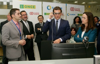 Albert Rivera comprueba, en ILUNION Tecnología y Accesibilidad, el funcionamiento de una aplicación óptica