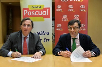 Alberto Durán (a la derecha) y Tomás Pascual Gómez-Cuétara, en la firma del acuerdo