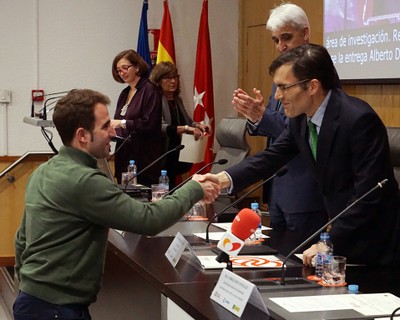 Alberto Durán entrega una de las becas a un estudiante con discapacidad